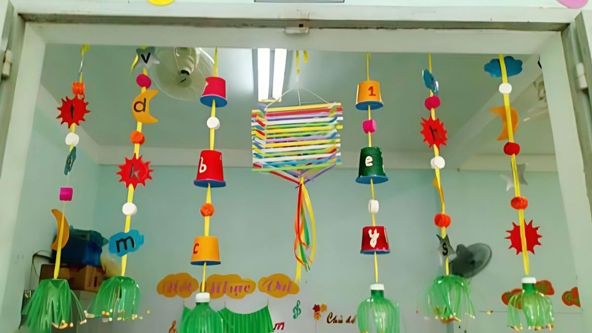 Hình ảnh trang trí cửa lớp mầm non từ vật liệu tái chế thân thiện