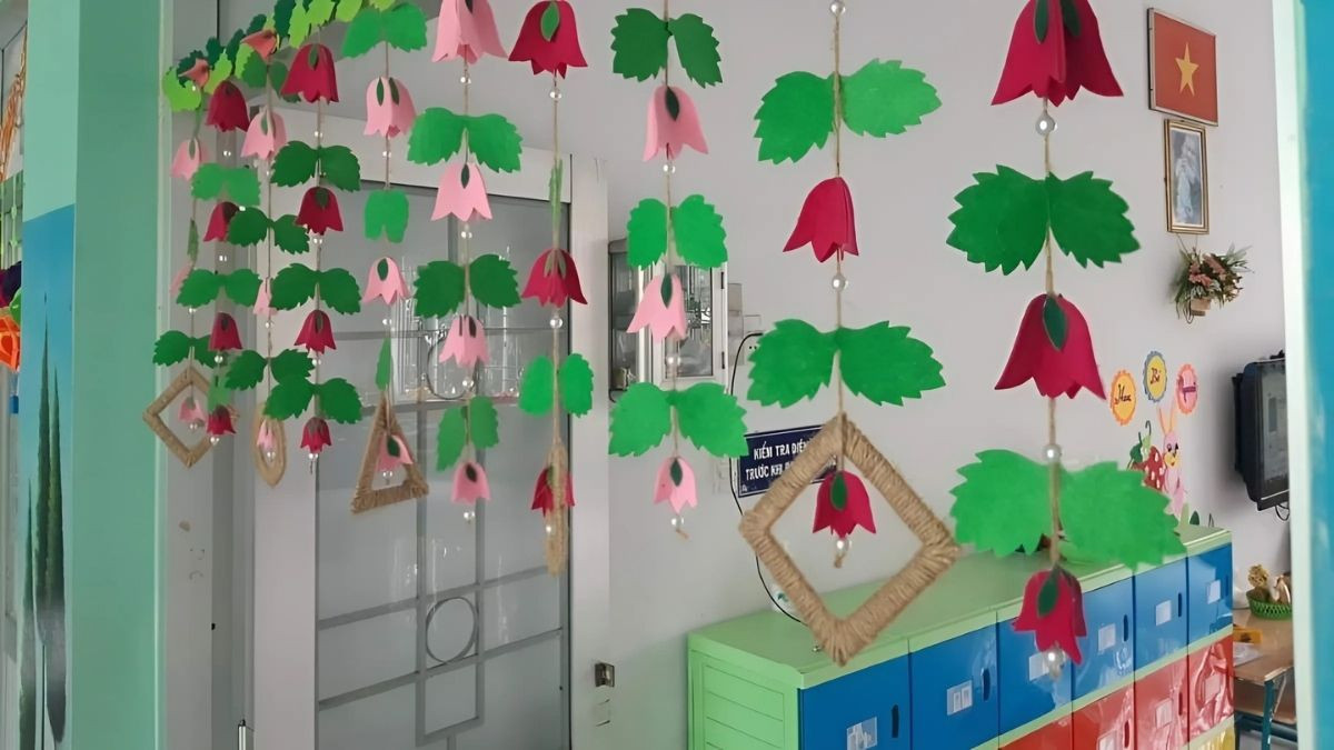 Cửa lớp mầm non trang trí bằng đồ handmade sáng tạo và độc đáo