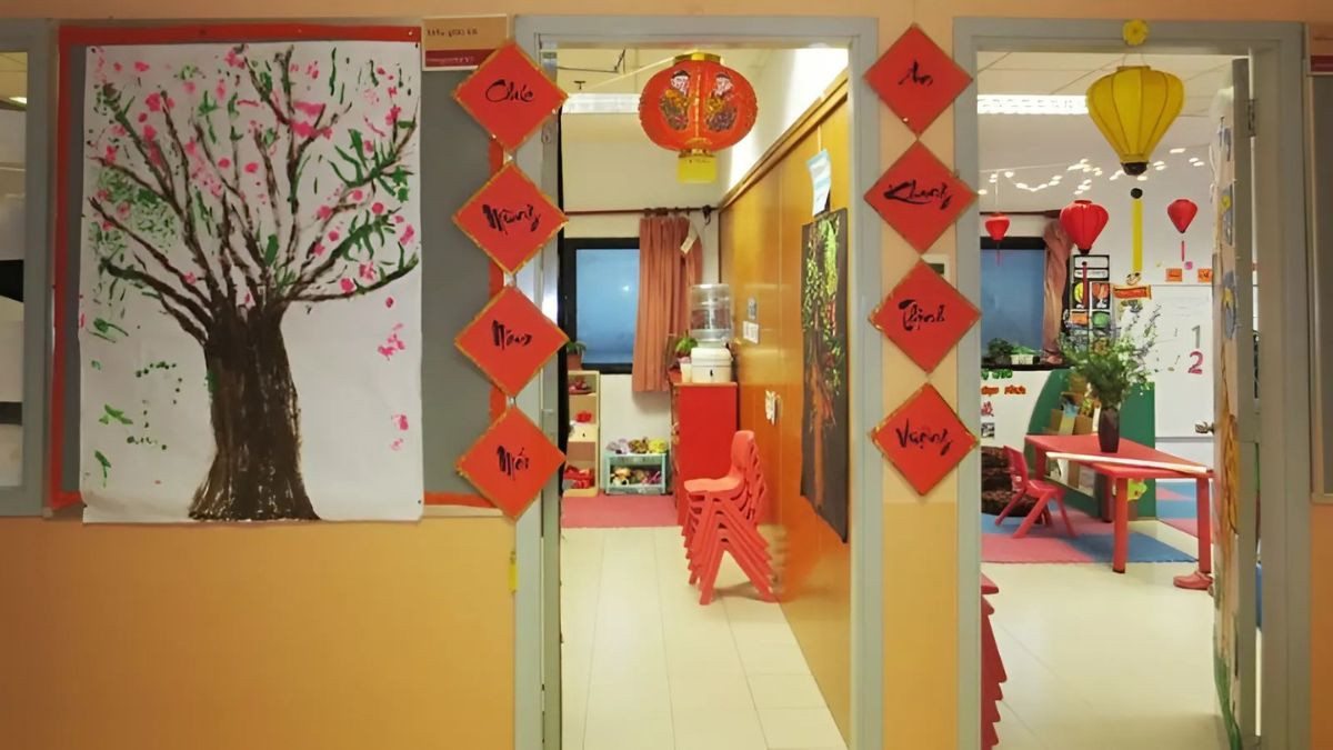 Trang trí cửa lớp mầm non chủ đề Tết với hình ảnh em bé chơi xuân