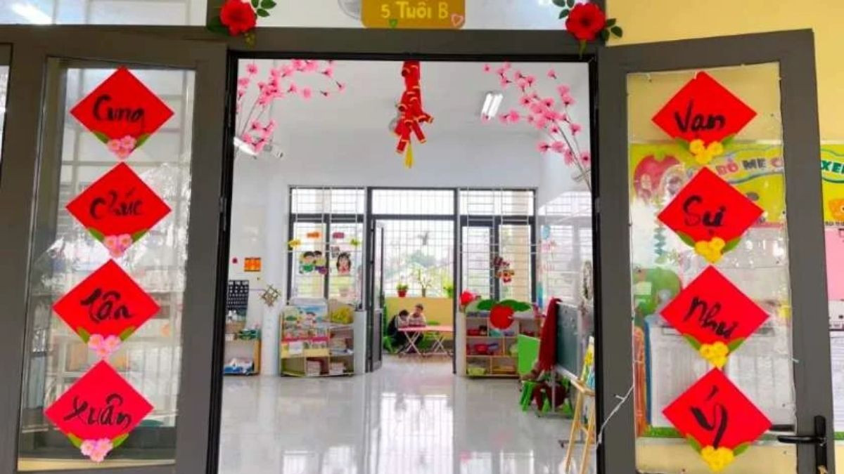 Cửa lớp mầm non trang trí Tết với hình ảnh gia đình sum vầy