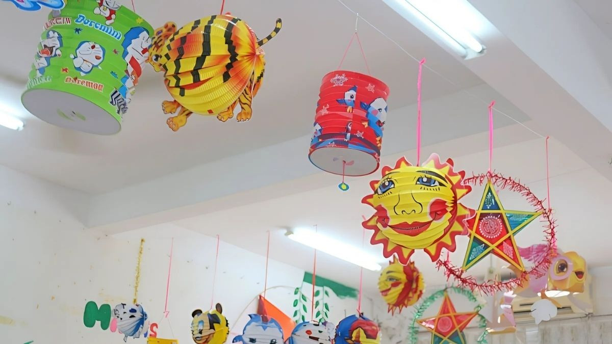 Trang trí cửa lớp mầm non đẹp với chị Hằng và chú Cuội