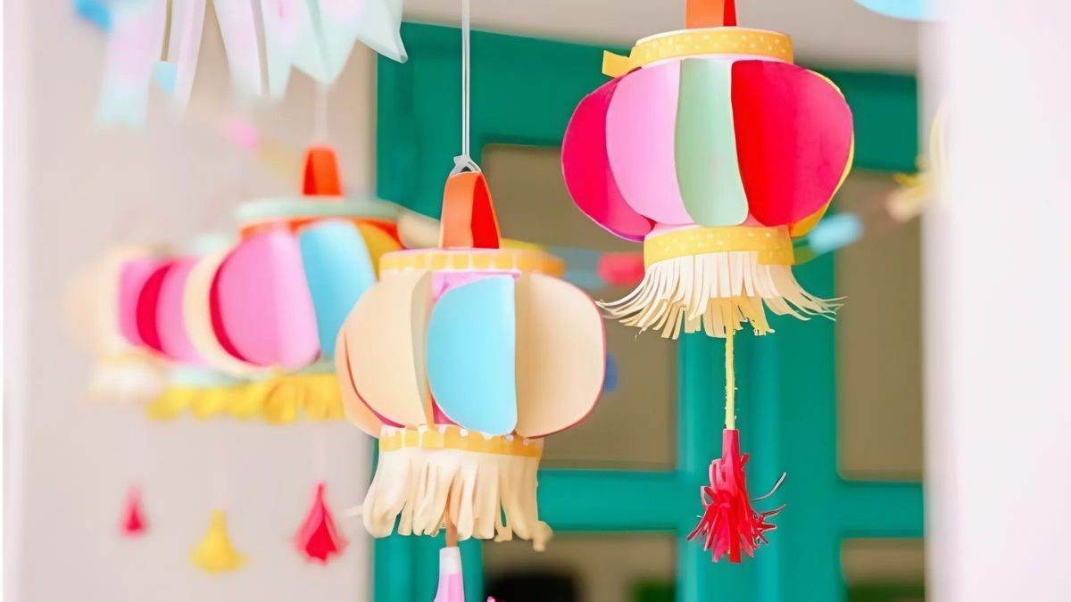 Sử dụng lồng đèn trang trí cửa chính lớp mầm non dịp Trung Thu