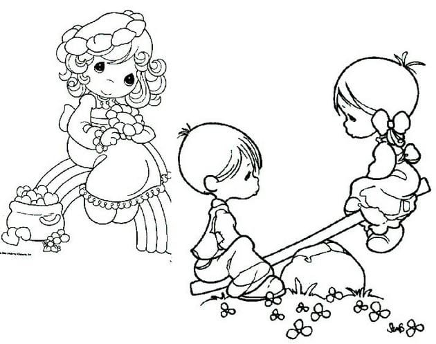 Tranh tô màu bé trai và bé gái đang chơi bập bênh ở sân trường mầm non
