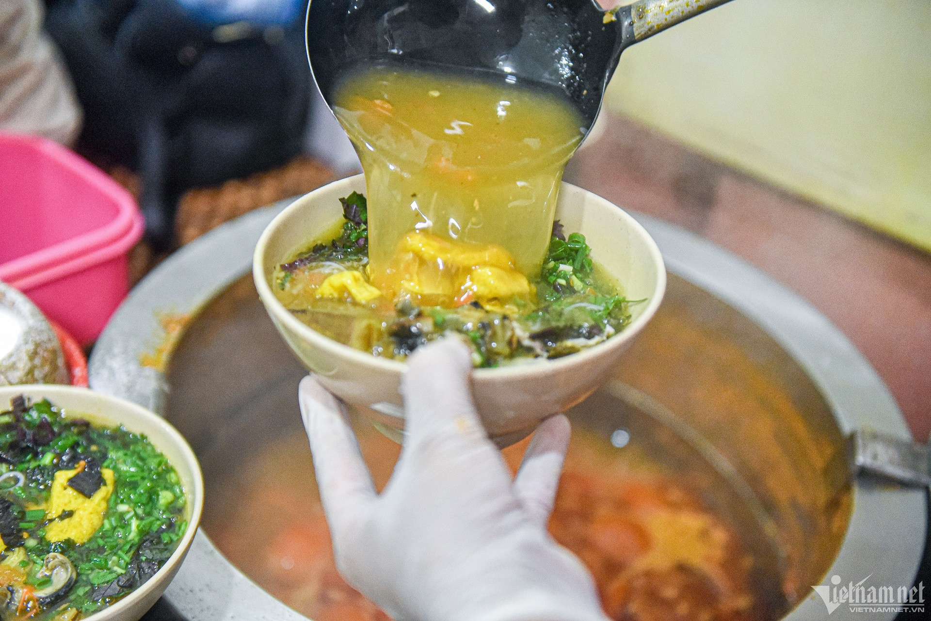 Khung cảnh quán Bún Ốc Thúy tại ngõ chợ Đồng Xuân, tấp nập thực khách thưởng thức món bún ốc truyền thống Hà Nội.