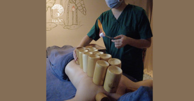 Khách hàng đang được giác hơi bằng ống tre tại Mộc Spa &amp; Wellness - Ảnh: Fanpage đơn vị