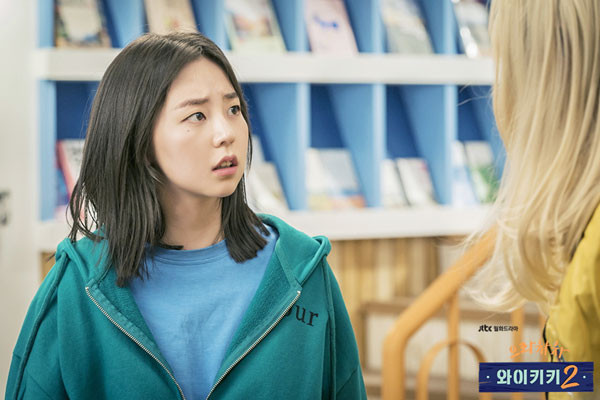 Lee Jun-ki (Lee Y-kyeong) trong một cảnh quay hài hước, thể hiện nỗ lực không ngừng để trở thành diễn viên nổi tiếng.