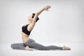 Người phụ nữ tập yoga, thể hiện các tư thế giúp tăng cường lưu thông máu và cung cấp oxy cho cơ thể