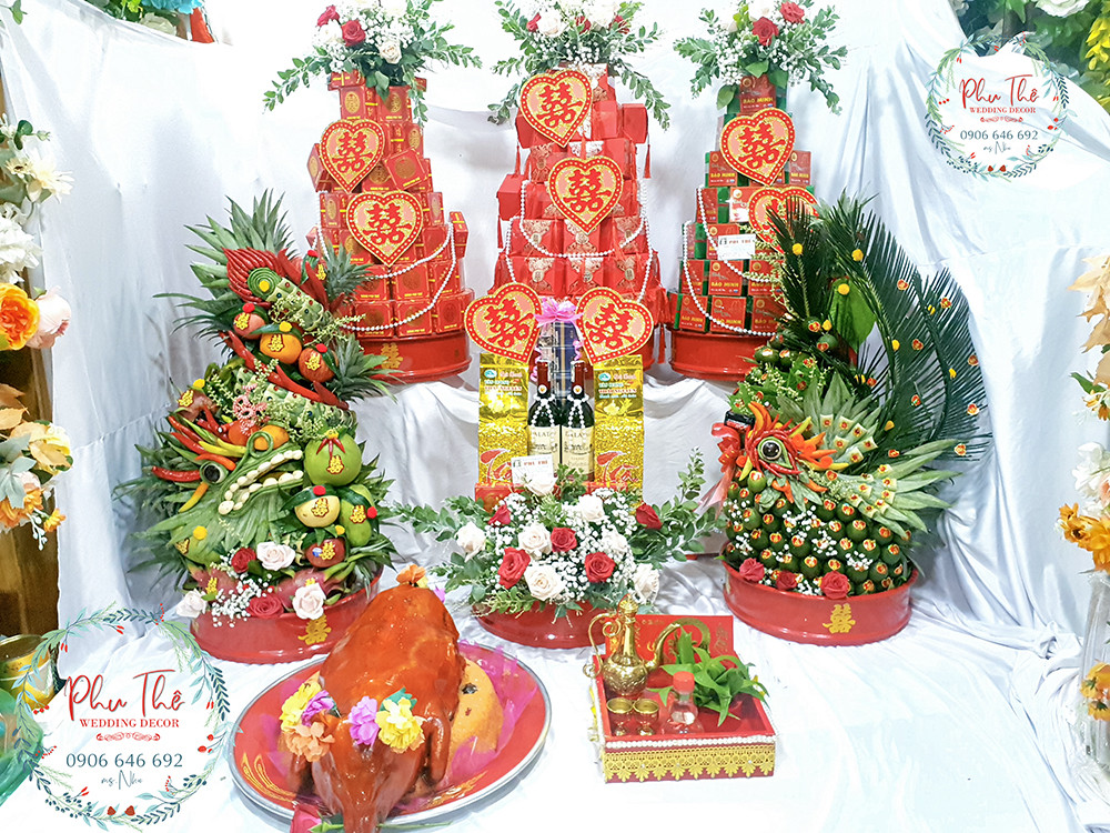 Cận cảnh các mâm quả cưới được bày biện trang trọng, đa dạng về lễ vật như trái cây, bánh, tạo nên sự sung túc cho ngày trọng đại.