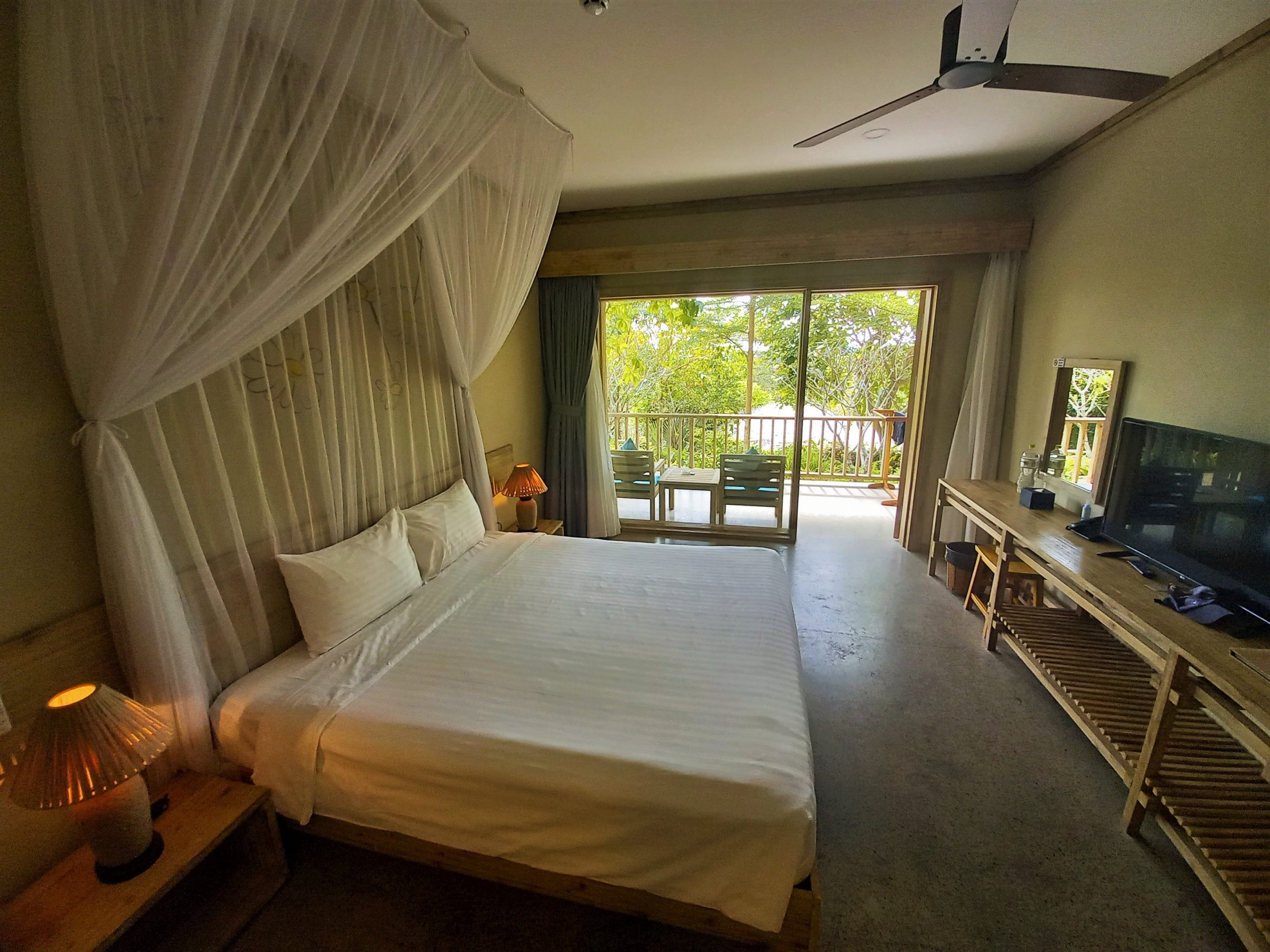 Con đường nhỏ dẫn vào Lahana Resort Phú Quốc với cây xanh hai bên