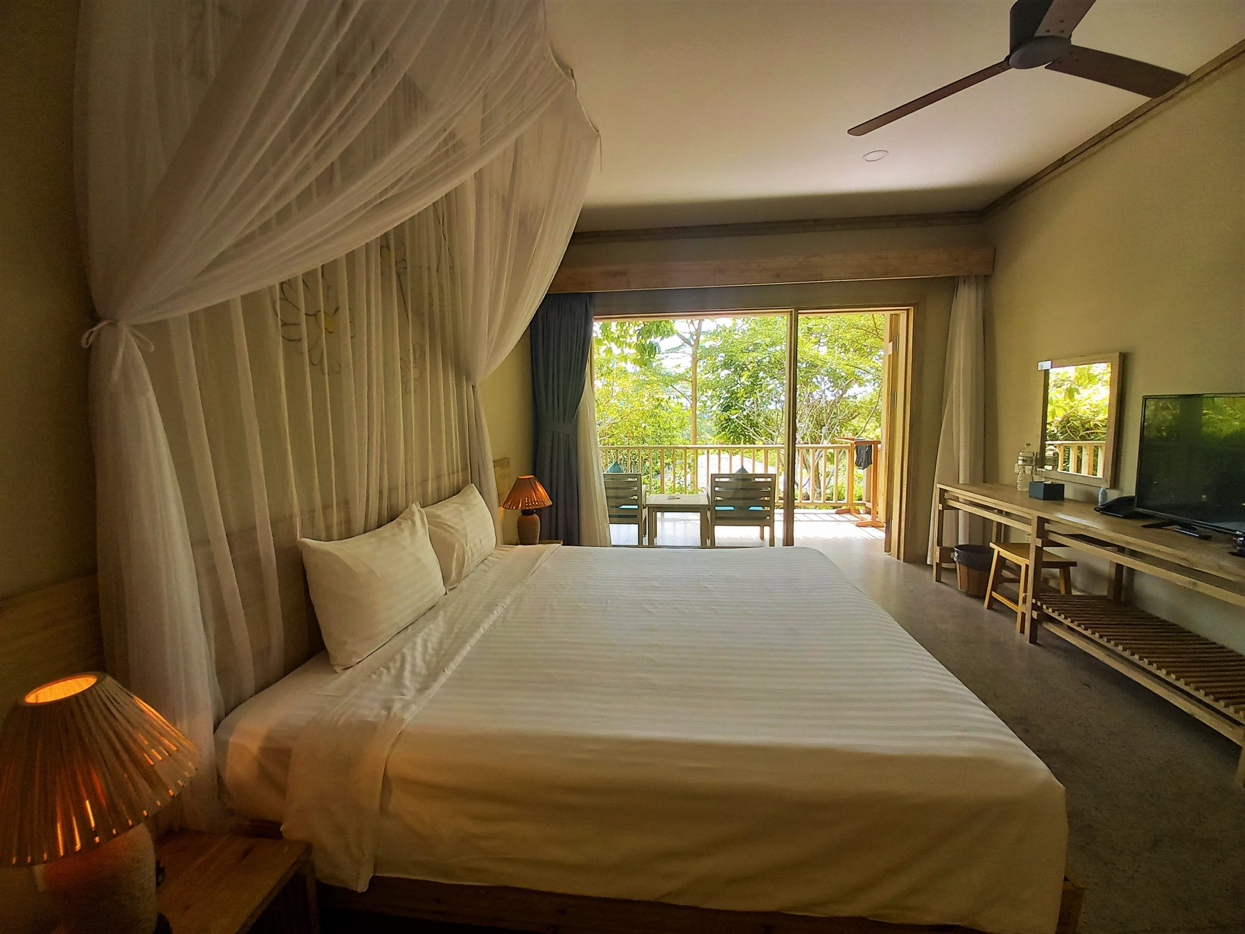 Phòng nghỉ đôi tại Lahana Resort Phú Quốc với nội thất gỗ ấm cúng