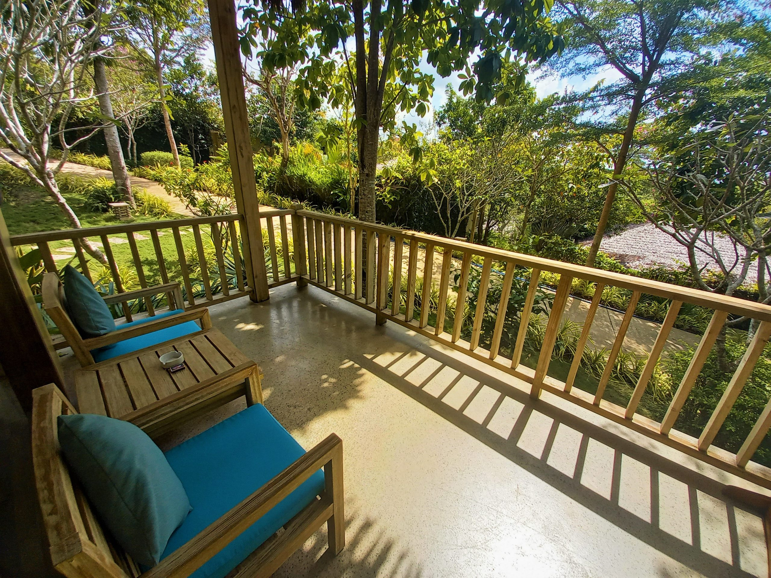 Không gian ban công rộng rãi nhìn ra vườn tại một phòng nghỉ ở Lahana Resort