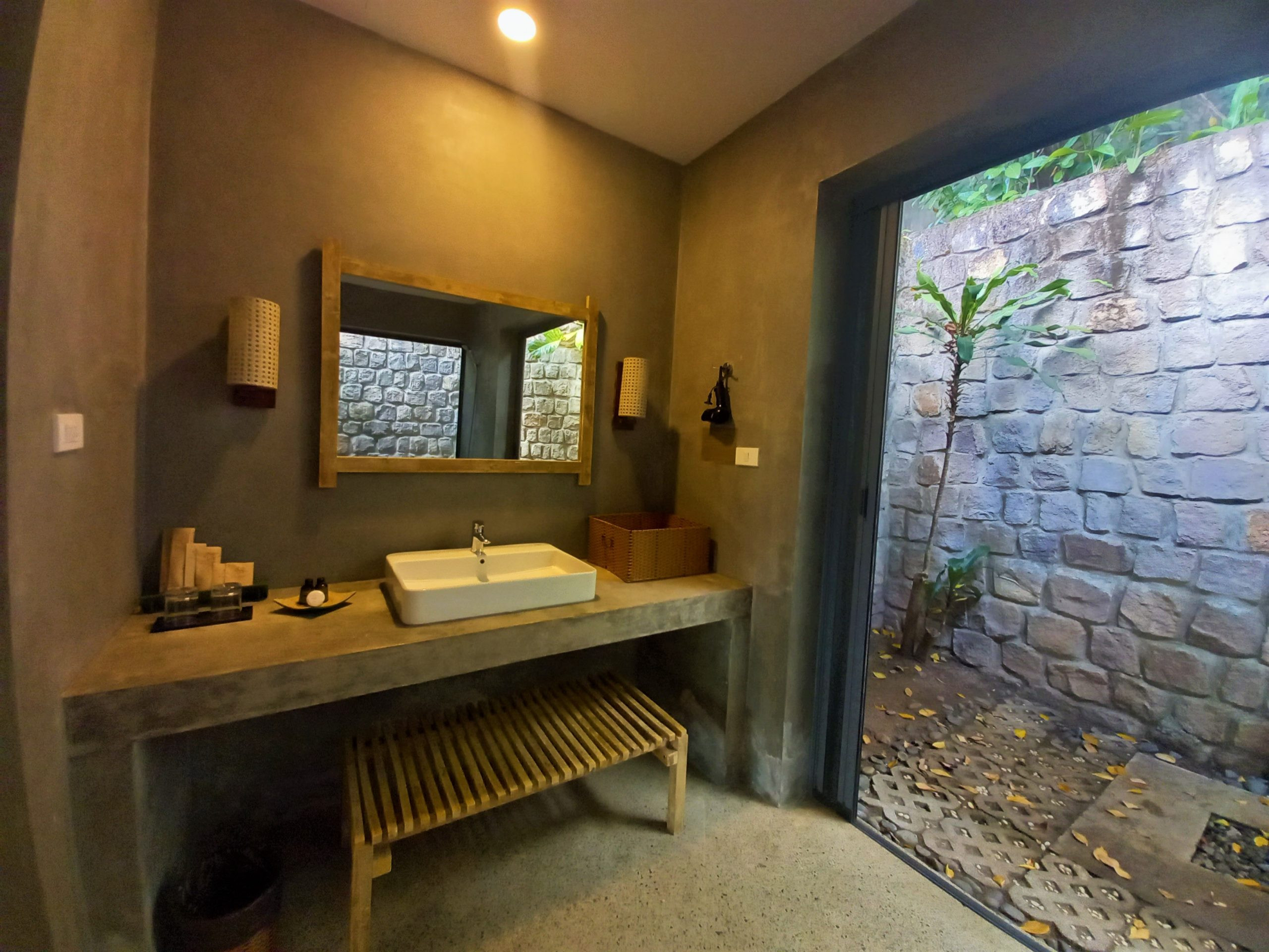 Toàn cảnh một khu vực sinh hoạt chung ấm cúng tại Lahana Resort Phú Quốc