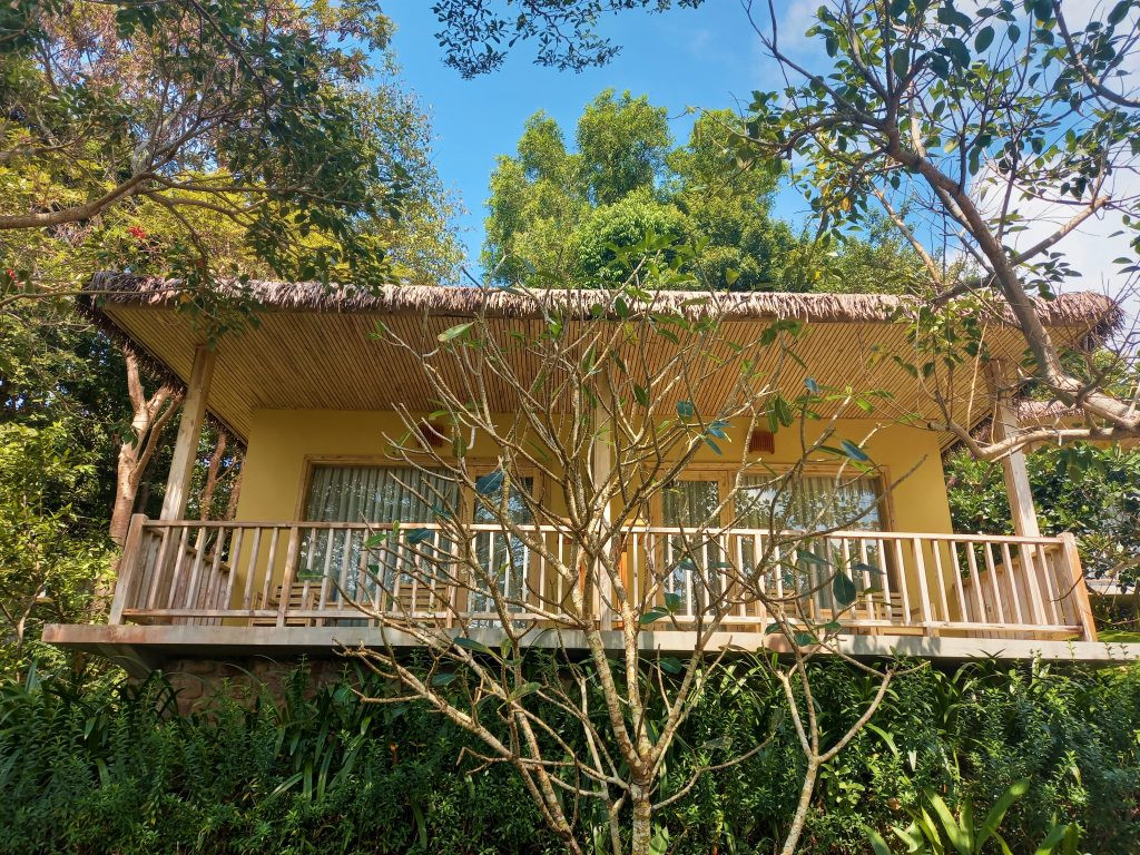 Khu vực giường ngủ với tông màu trung tính tạo cảm giác dễ chịu tại Lahana Resort Phú Quốc
