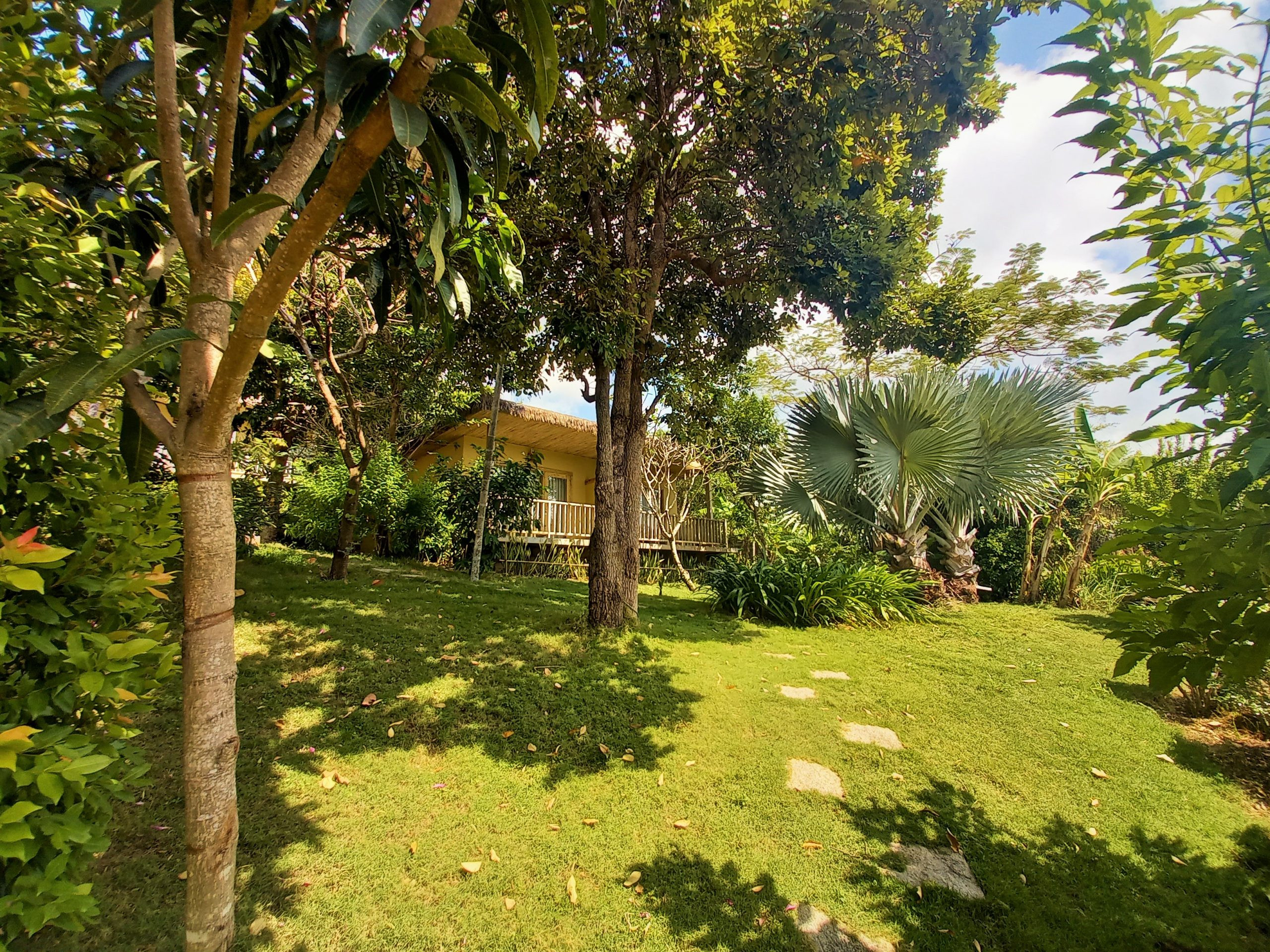 Cổng vào Lahana Resort Phú Quốc mang đậm phong cách kiến trúc địa phương