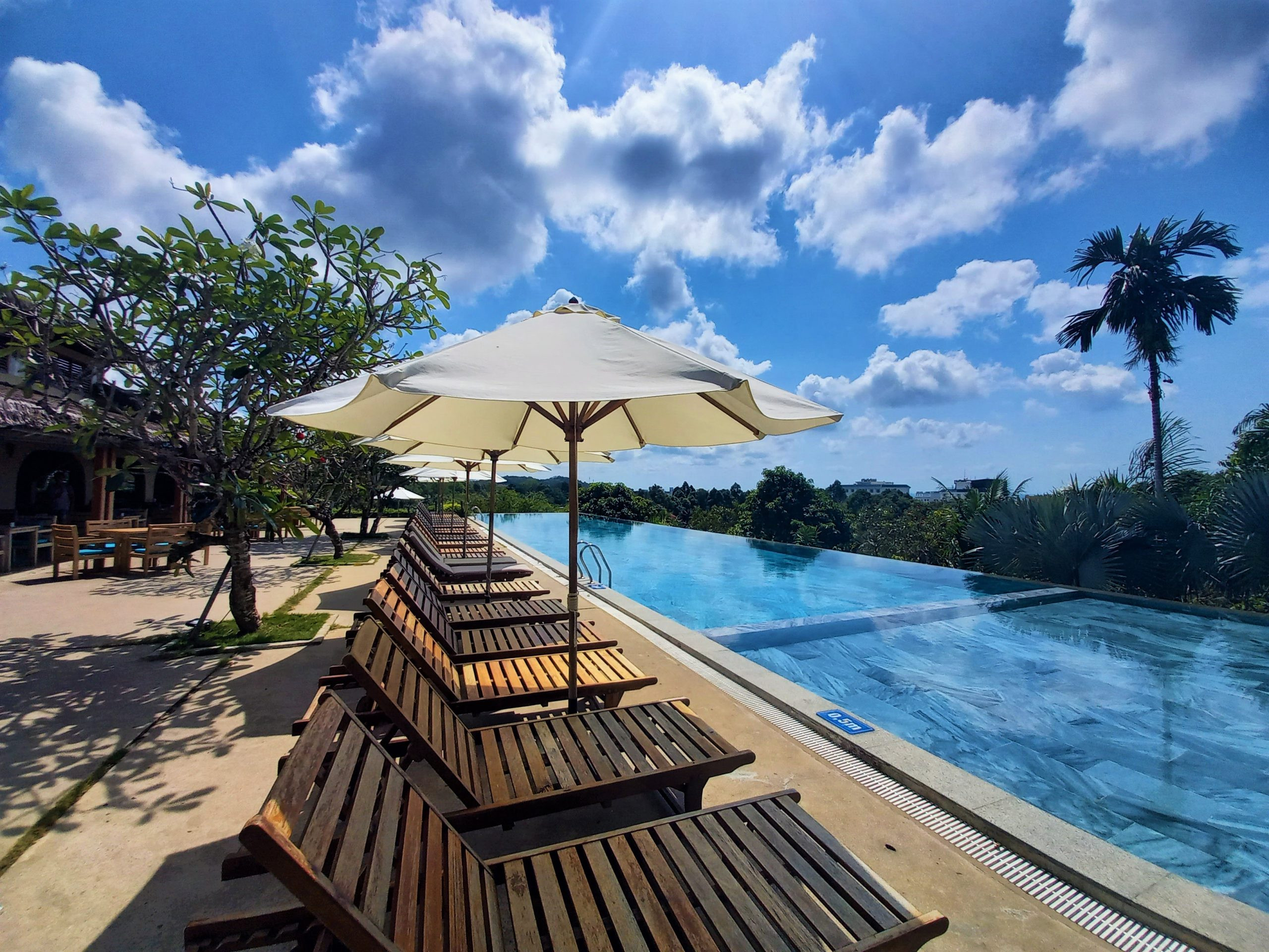Những biệt thự nhỏ xinh ẩn mình giữa cây cối tại Lahana Resort Phú Quốc
