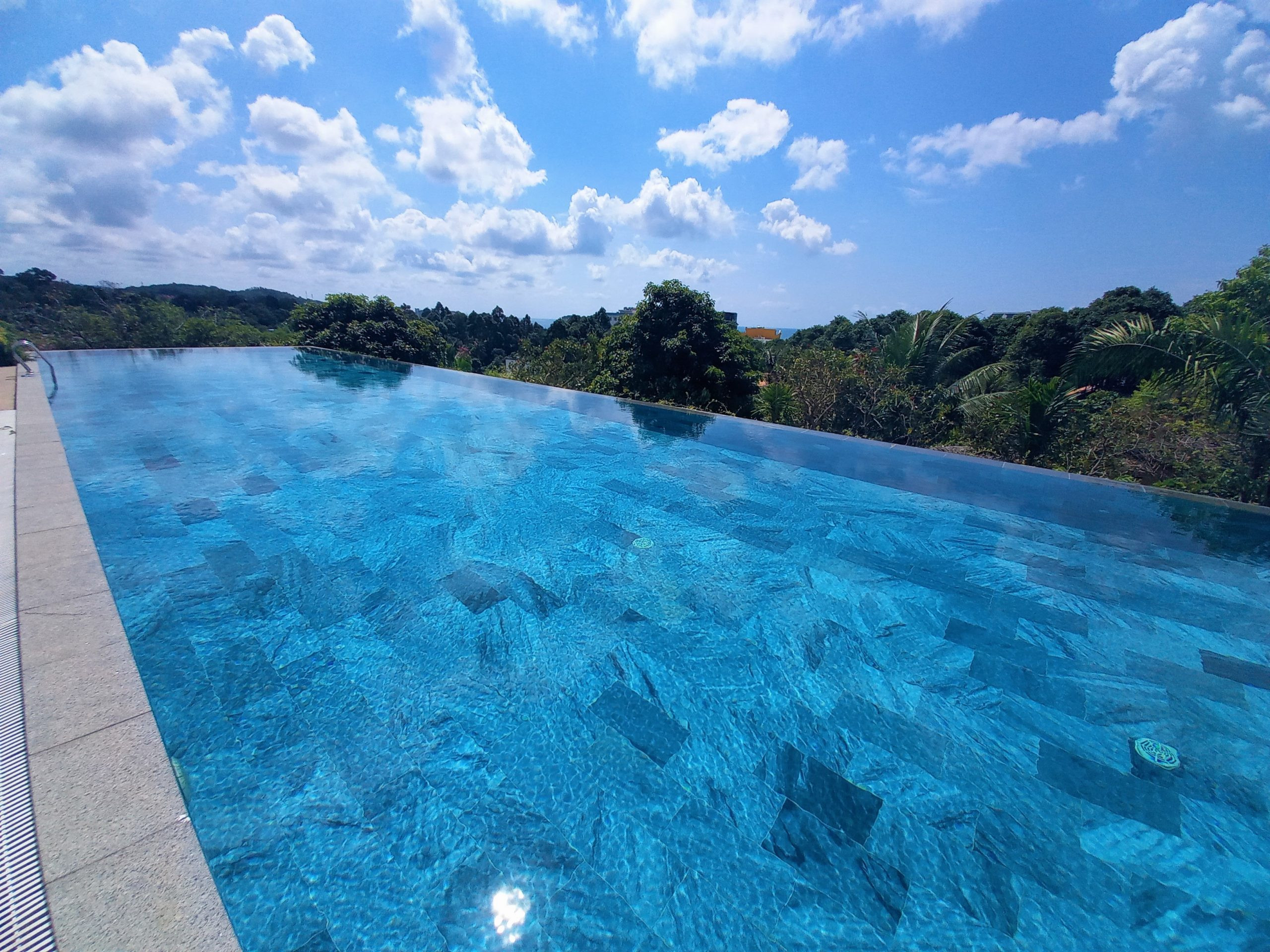 Cảnh quan cây xanh tươi tốt bao quanh hồ bơi tại Lahana Resort Phú Quốc