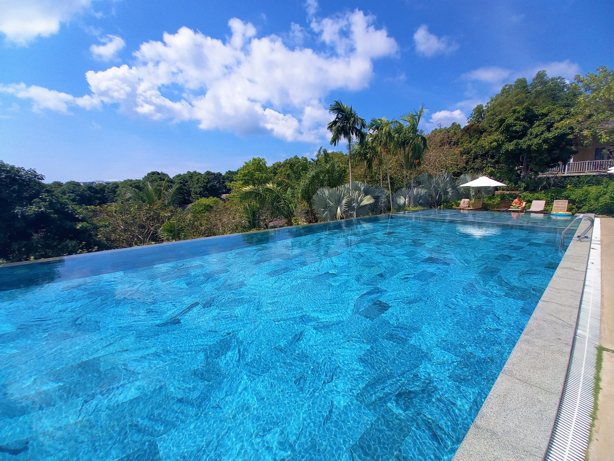 Hồ bơi vô cực tuyệt đẹp nhìn ra biển tại Lahana Resort Phú Quốc