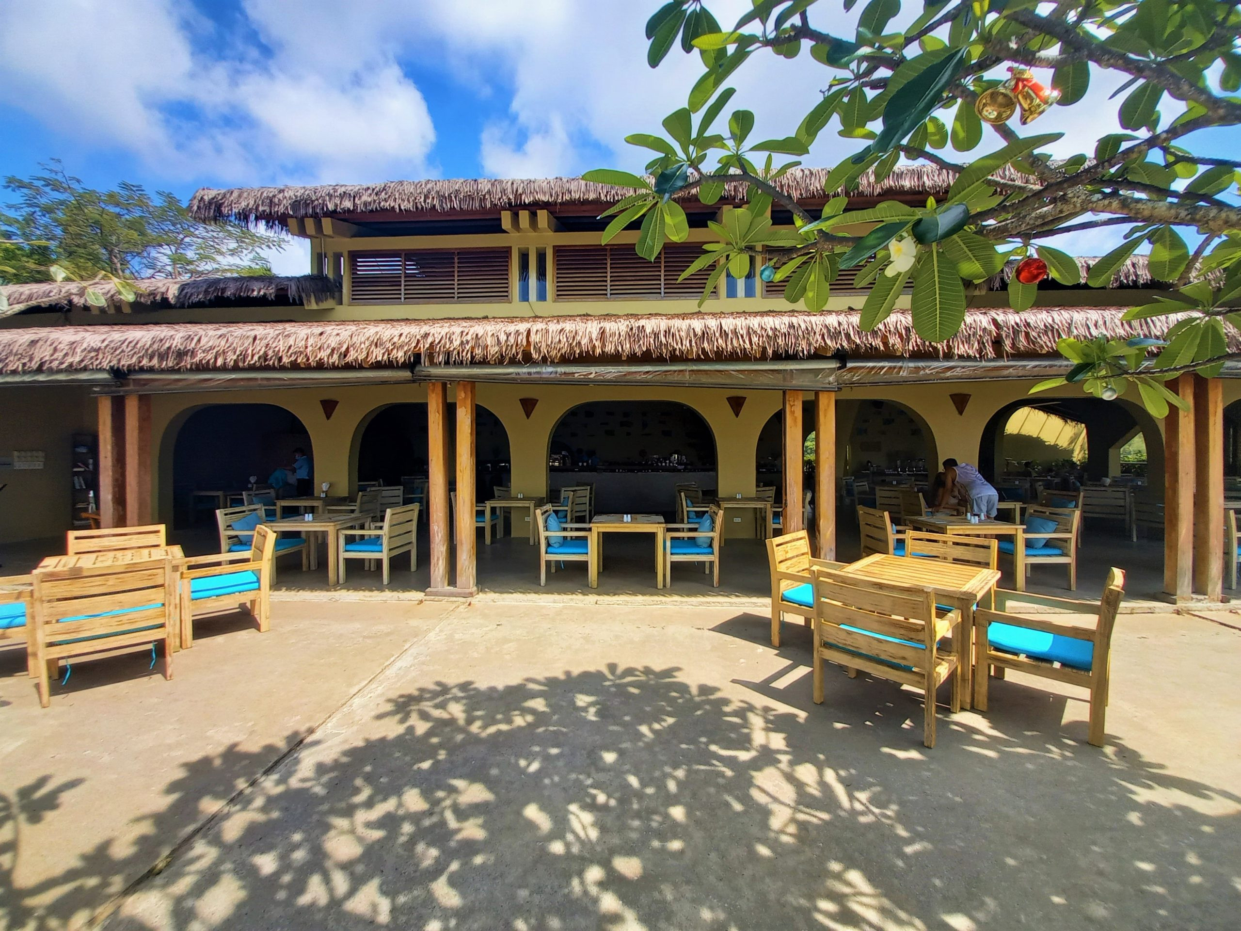 Nhà hàng Ca Go với kiến trúc mở và mái tranh tại Lahana Resort Phú Quốc