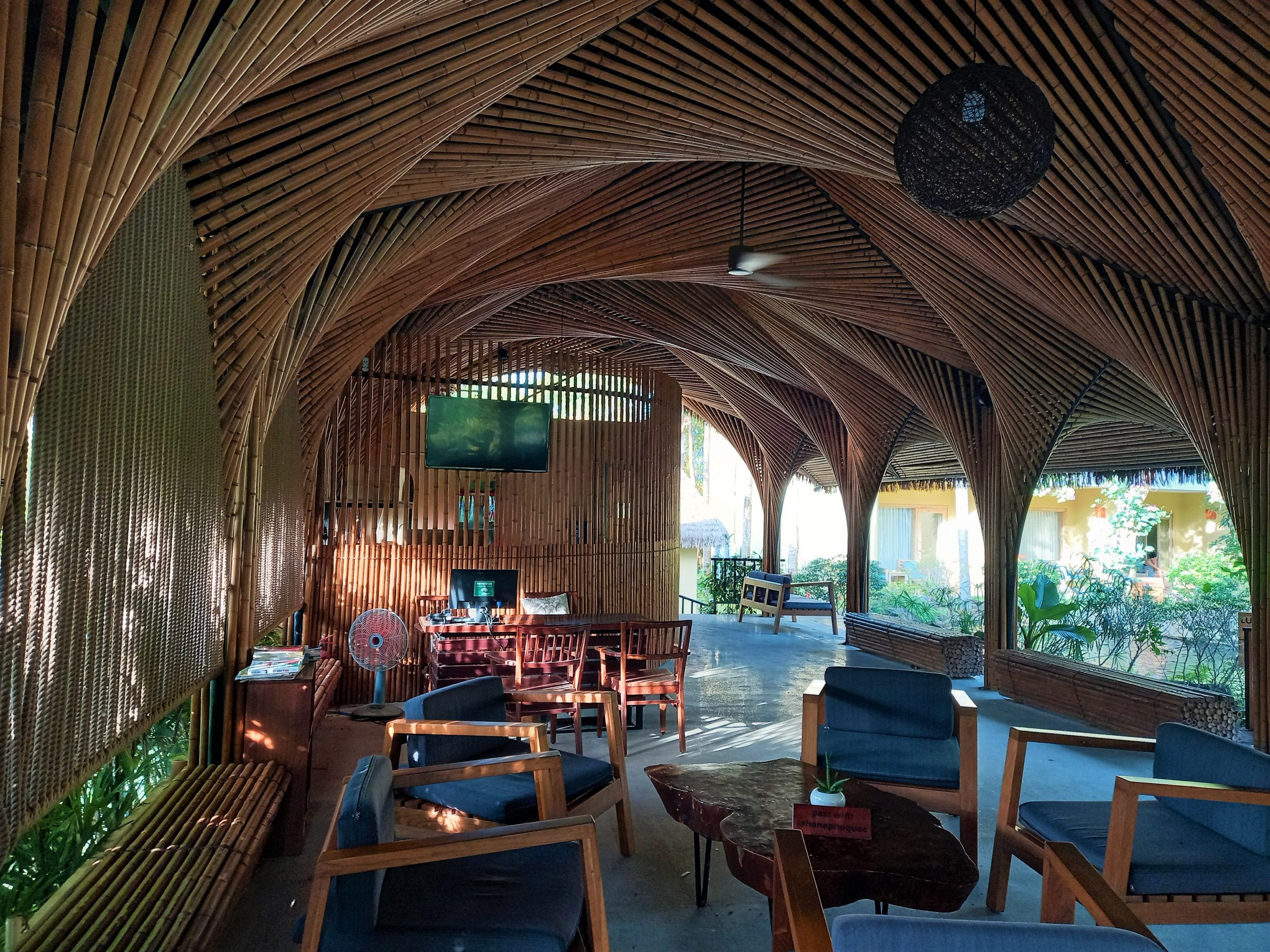 Khuôn viên xanh mướt của Lahana Resort Phú Quốc với các lối đi lát đá