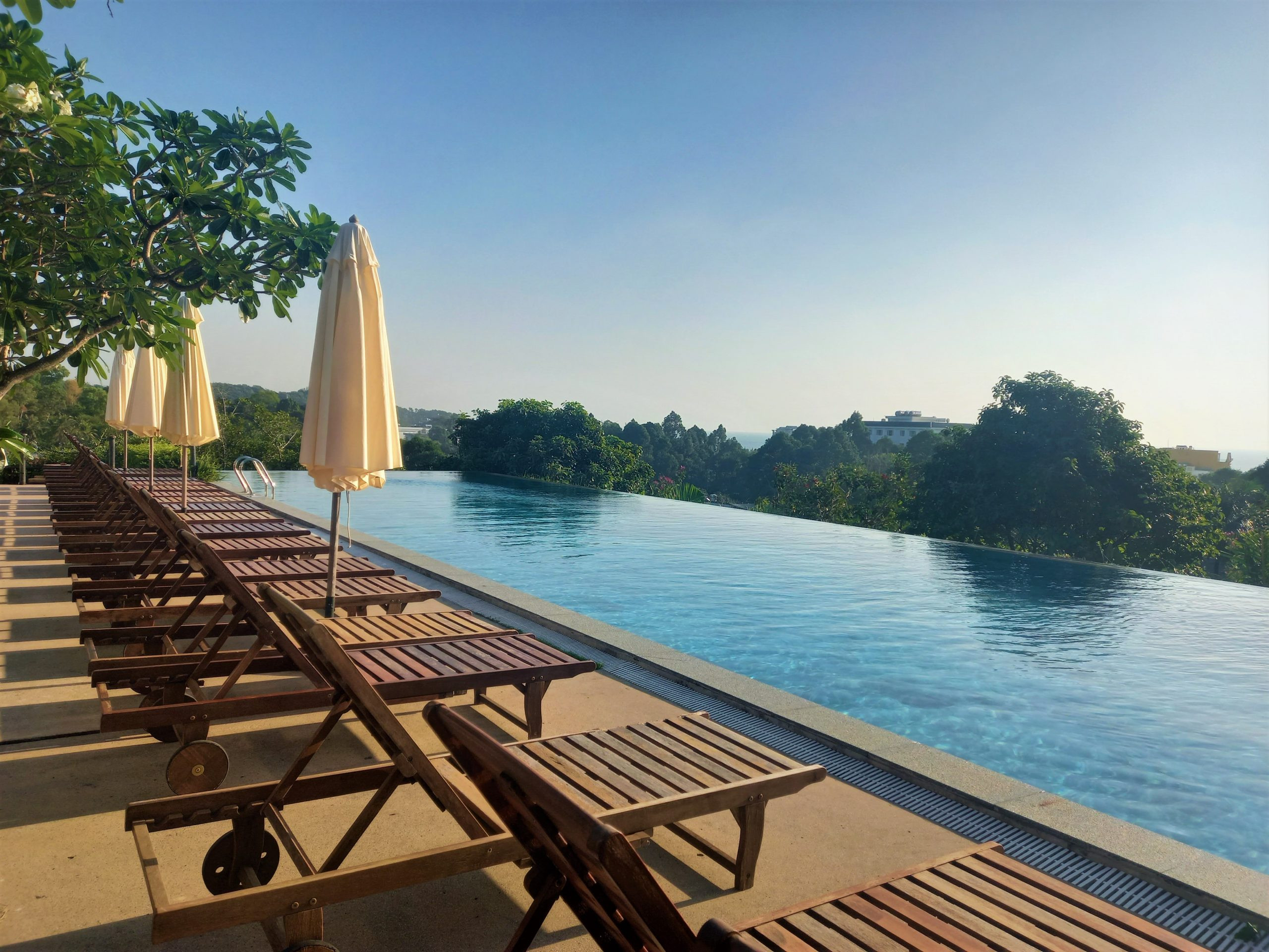 Không gian thư giãn thoáng đãng gần khu vực hồ bơi của Lahana Resort
