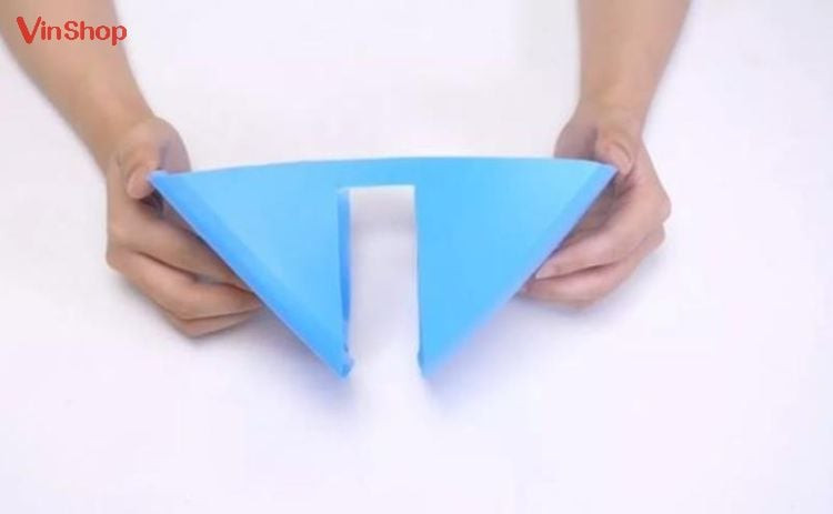 Bước 3: Tạo khoảng trống trên chai nước giặt