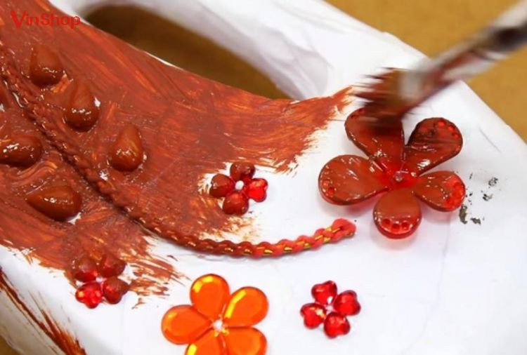 Phủ sơn màu lên chai nước giặt để hoàn thiện lọ hoa