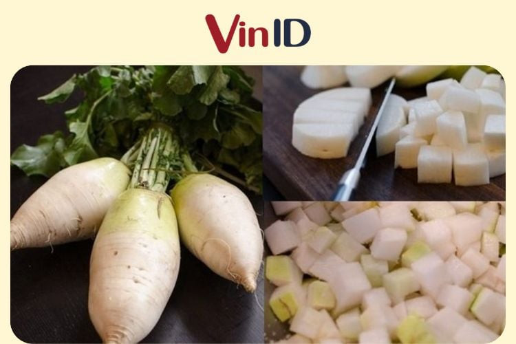 Sơ chế củ cải bằng cách thái vuông và ướp muối đường trước khi muối chua cay