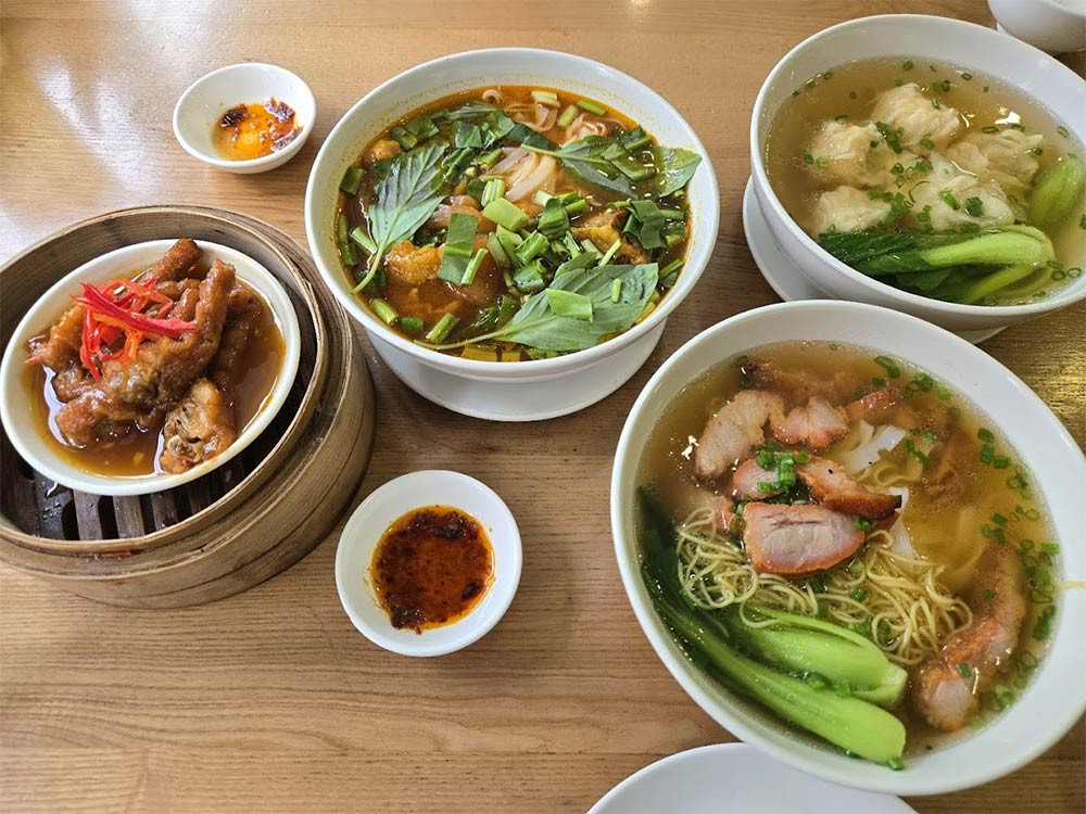 Món ăn chính đa dạng như cơm chiên, chân gà Quế Lâm tại Cửu Long Quán Quận 5