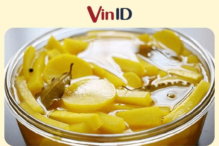 Củ cải muối Hàn Quốc với màu vàng óng tự nhiên từ bột nghệ