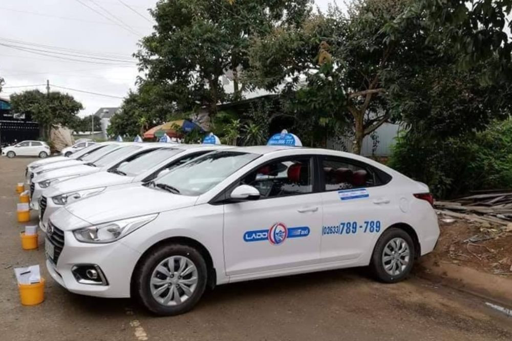 Hình ảnh chiếc taxi Lado màu vàng nổi bật, thân thiện với người dân địa phương và du khách tại Đức Trọng