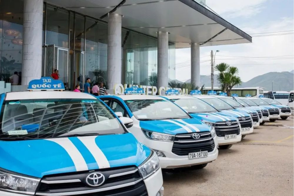 Hình ảnh đội xe taxi Quốc Tế đa dạng, từ 4 đến 7 chỗ, với nội thất hiện đại, phục vụ hành khách