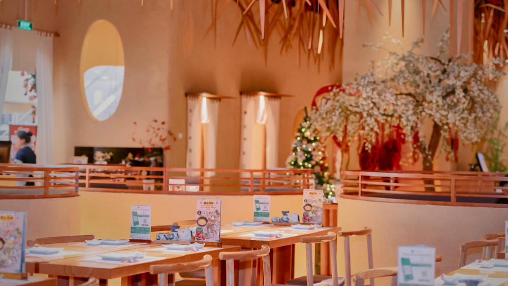 Thiết kế không gian sang trọng, hiện đại pha lẫn nét truyền thống Nhật Bản tại Sushi Hokkaido Sachi Quận 1.