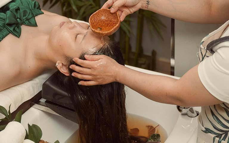 Chuyên viên thực hiện massage đầu tại HH Beauty Đà Nẵng