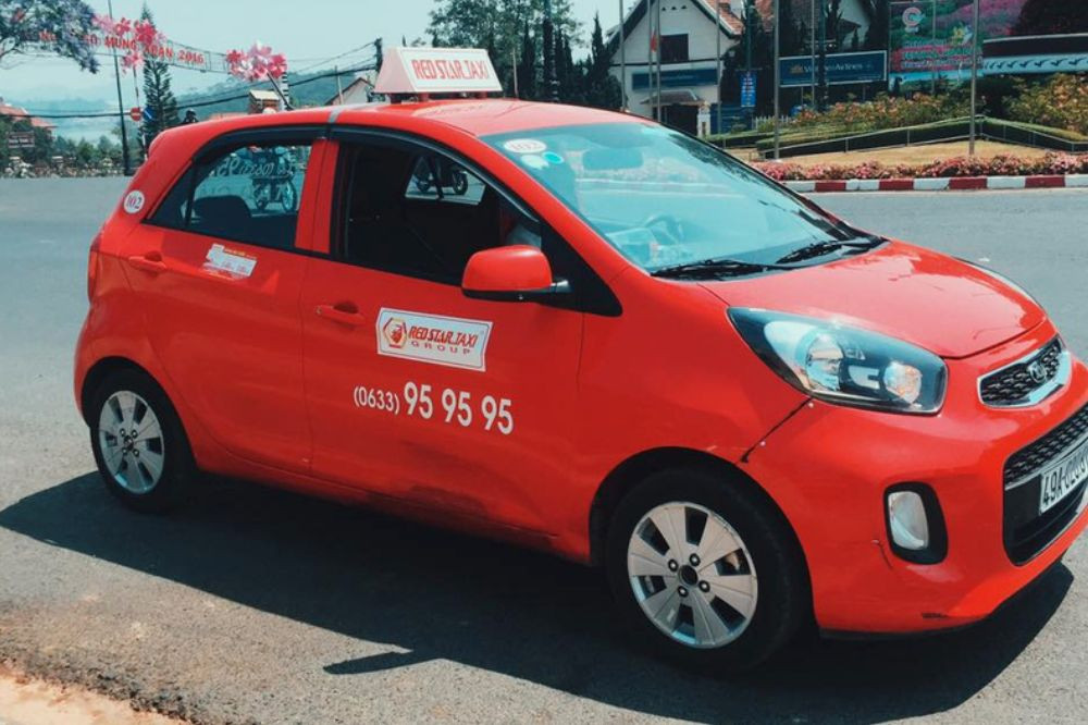 Hình ảnh khách hàng gọi điện thoại qua số hotline để đặt taxi Sao Đỏ, thể hiện sự tiện lợi trong việc liên hệ