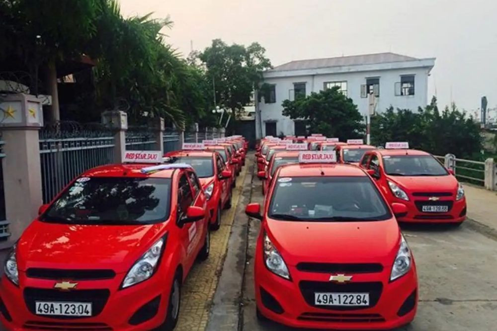Hình ảnh đội xe hiện đại của Taxi Sao Đỏ, với nhiều loại xe khác nhau sẵn sàng phục vụ