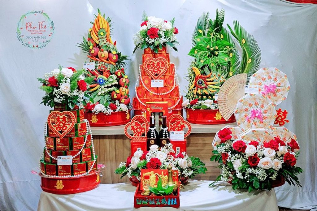 Mâm quả cưới miền Trung với bánh phu thê đặc trưng, thể hiện sự bền vững trong hôn nhân.