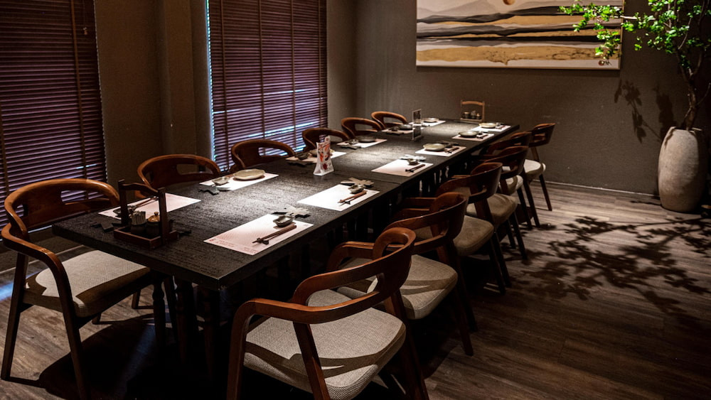 Không gian riêng tư, ấm cúng và tinh tế tại Yen Sushi &amp; Sake Pub, địa điểm hẹn hò lý tưởng tại Quận 1.