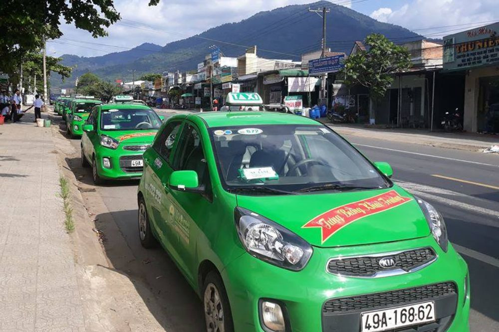Hình ảnh một chiếc taxi Mai Linh màu xanh lá đặc trưng đang đỗ tại Đức Trọng, sẵn sàng phục vụ hành khách