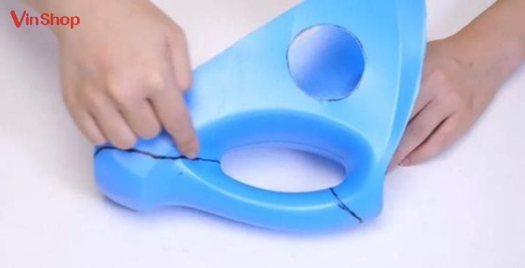 Cắt phần quai chai nước giặt theo hình vẽ