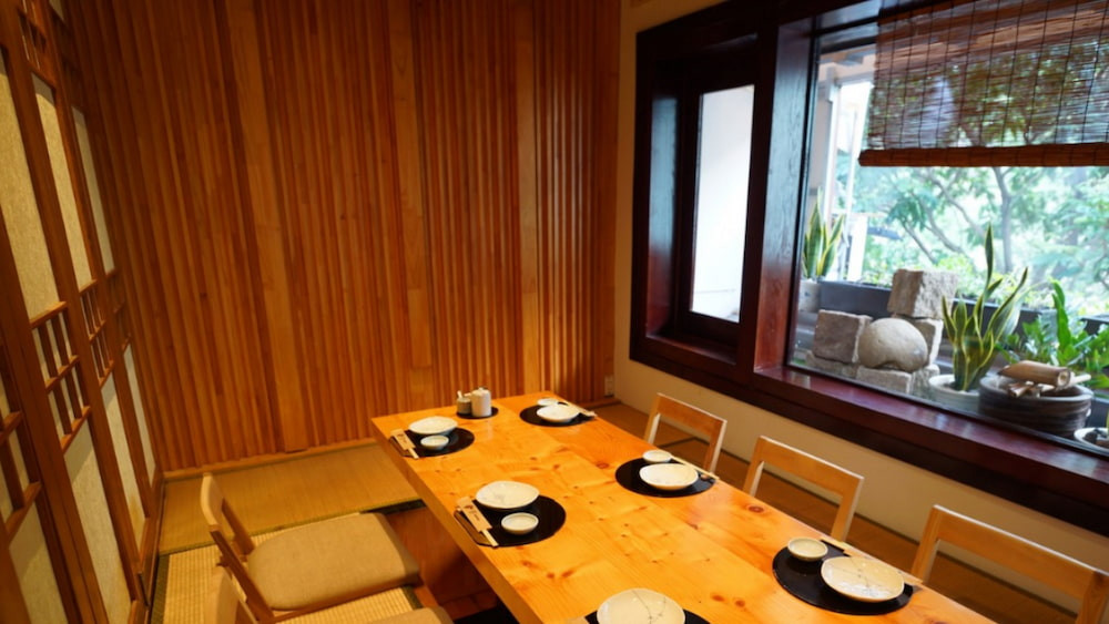 Không gian tinh tế, nội thất gỗ ấm cúng tại Nhân Sushi-Bito, nhà hàng Nhật ngon ở Quận 1.