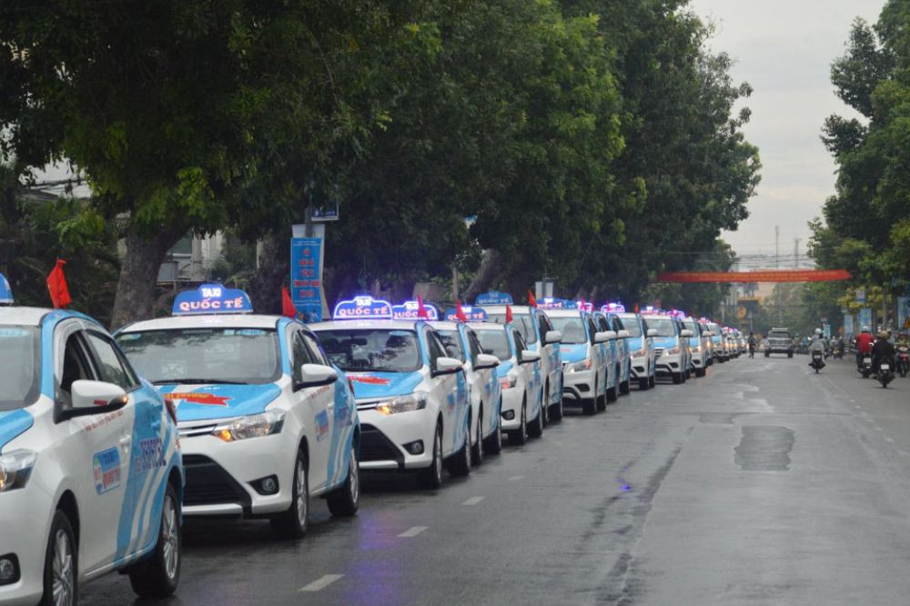 Hình ảnh một chiếc taxi Quốc Tế màu trắng, sạch sẽ và hiện đại, thể hiện chất lượng dịch vụ tốt tại Đức Trọng
