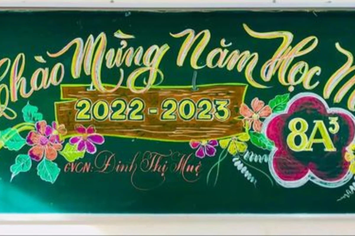 Trang trí bảng cho ngày khai giảng năm học mới với sách vở, bút và cờ hoa, tạo động lực học tập