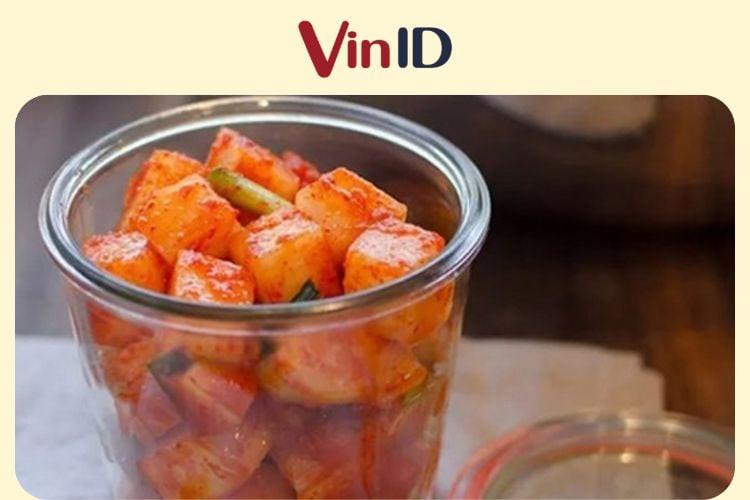 Củ cải muối chua cay miếng vuông đã lên men, sẵn sàng thưởng thức