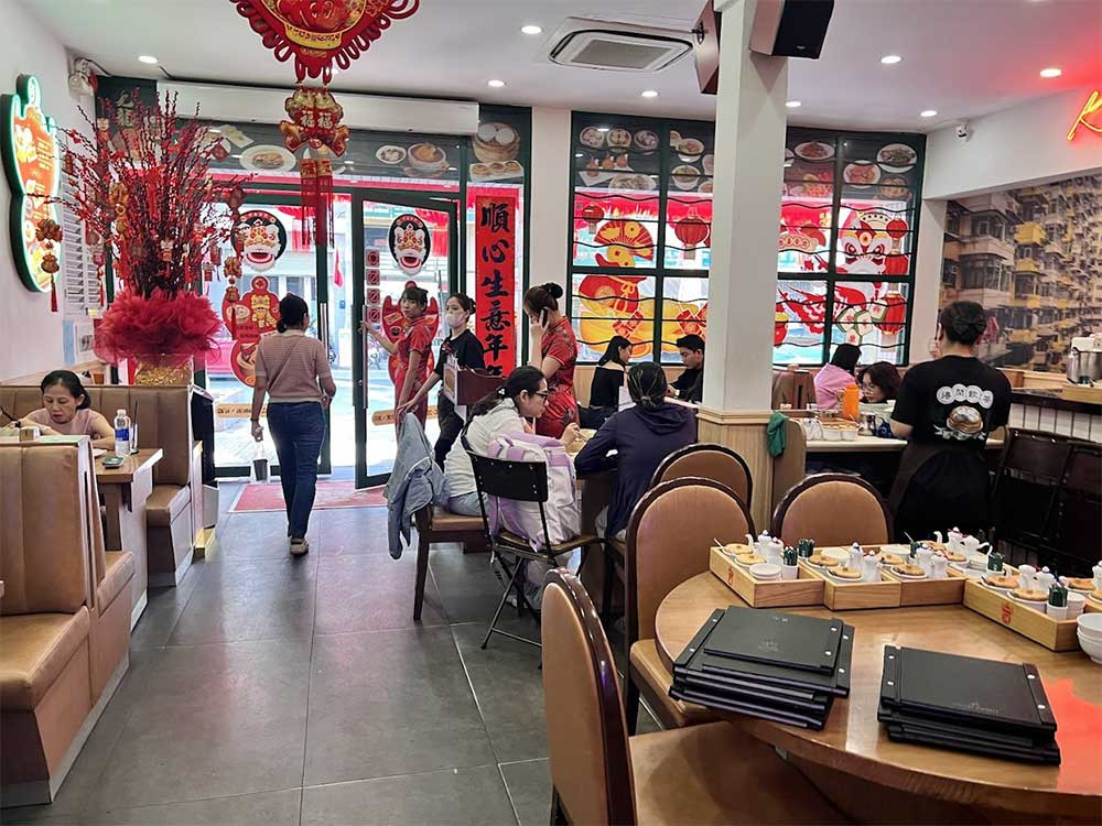 Không gian nội thất ấm cúng, đậm chất Hồng Kông của Cửu Long Quán Quận 5