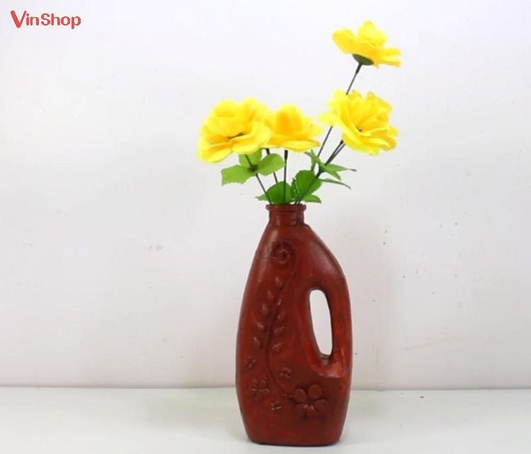 Lọ cắm hoa xinh xắn từ chai nước giặt