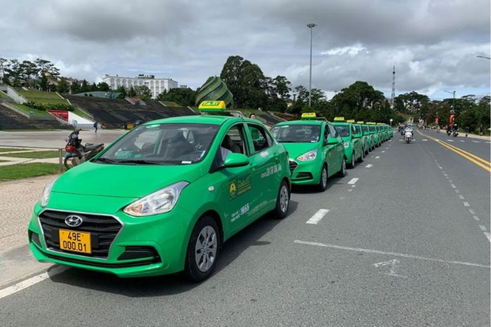 Ảnh xe taxi đang di chuyển trên đường tại Đức Trọng, Lâm Đồng, biểu tượng cho sự thuận tiện của dịch vụ taxi nơi đây