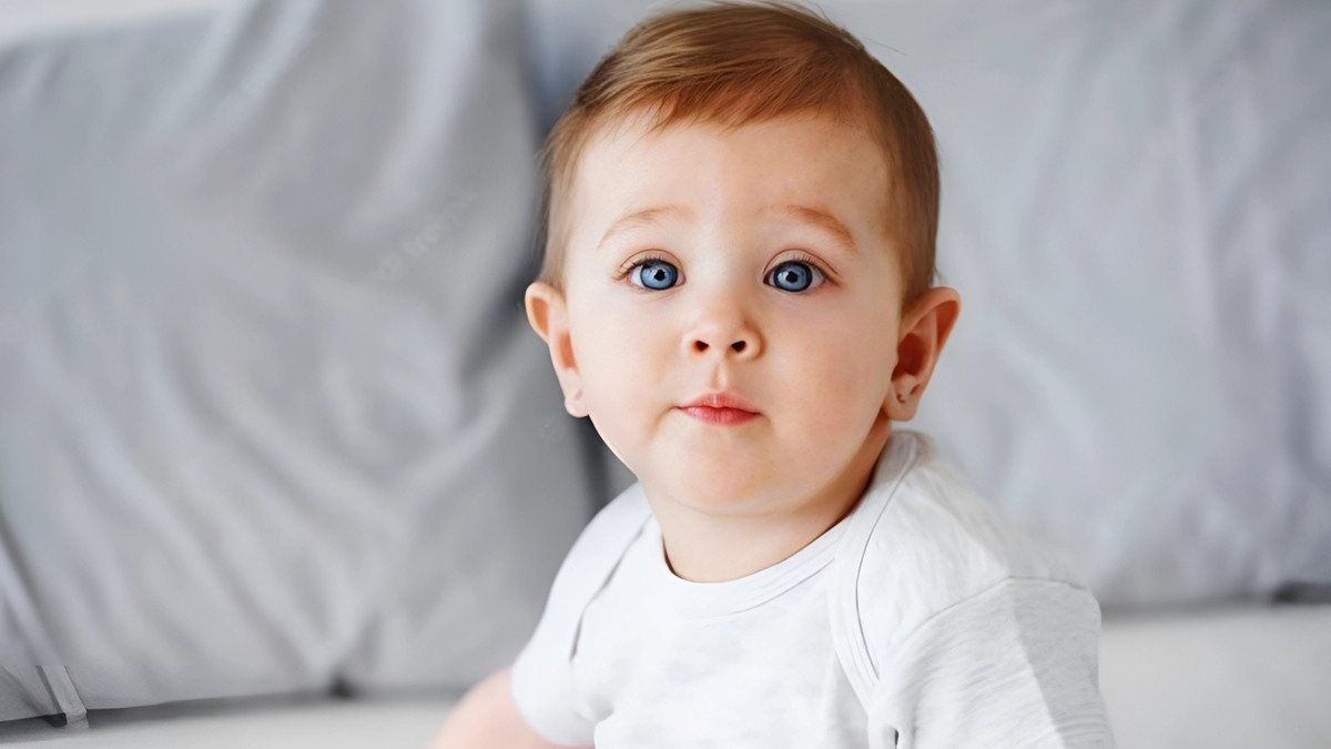 Em bé sơ sinh cuộn tròn trong khăn, ngủ bình yên
