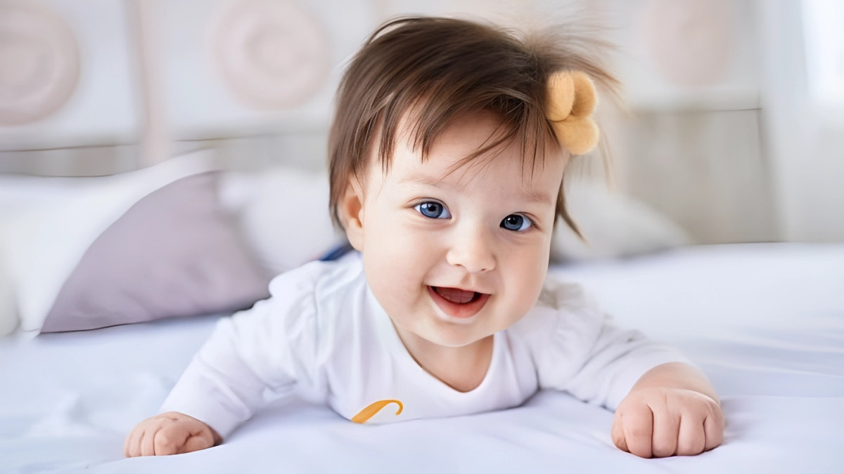 Em bé với chiếc yếm đáng yêu, sẵn sàng khám phá