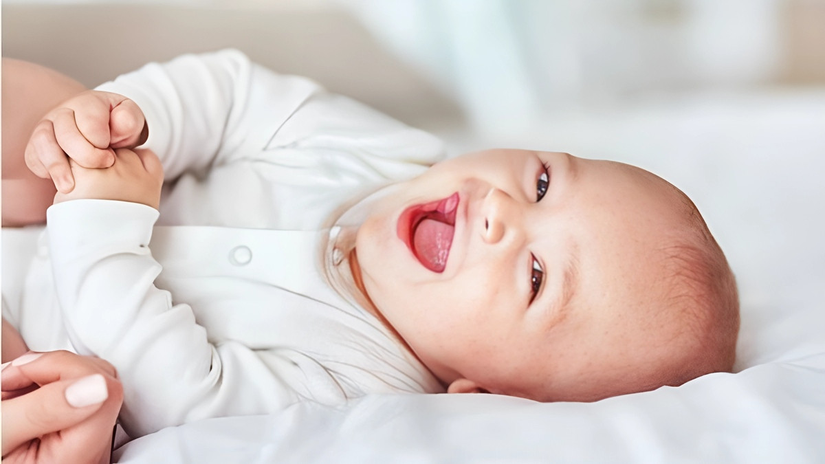 Em bé đội mũ gấu trúc, trông như một nàng công chúa nhỏ