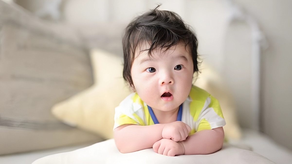 Em bé với biểu cảm lạ lùng, đầy sự tò mò